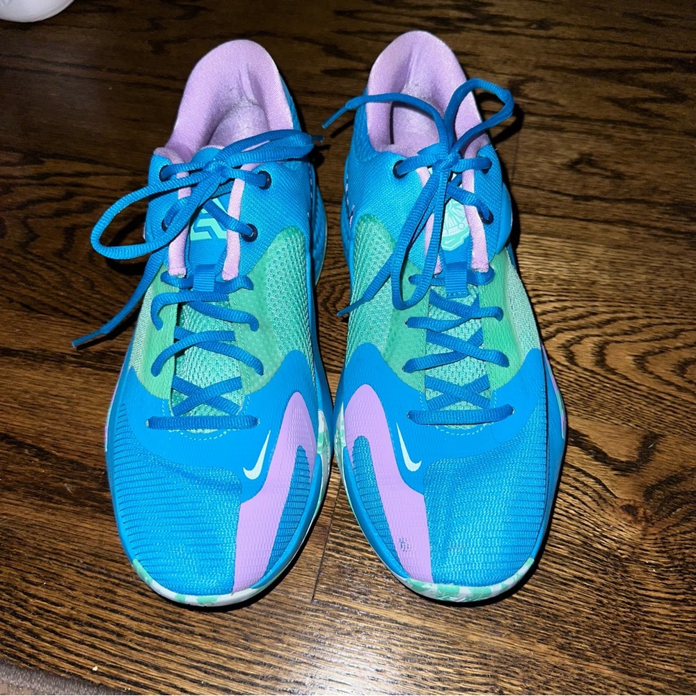 Nike zoom freak 4 birthstone size 8.5